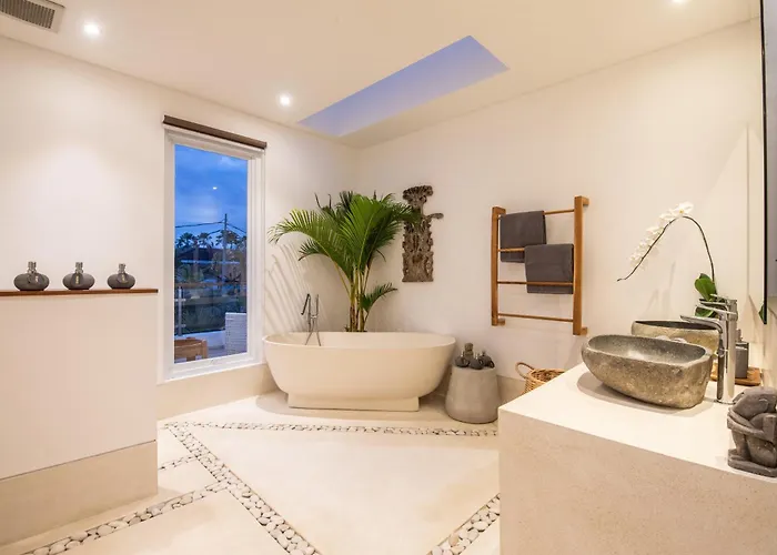 Coastal Elegance 4br Villa, 400m To Finns * Canggu