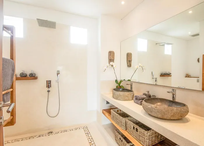Coastal Elegance 4br Villa, 400m To Finns Canggu